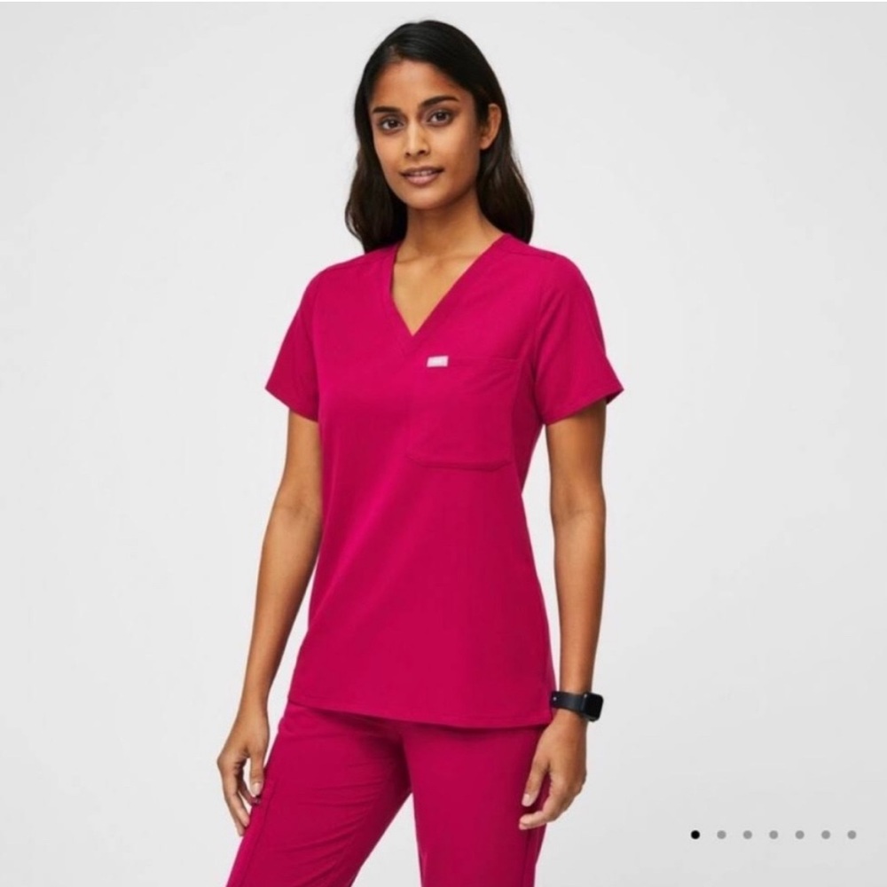 FIGS pink / ultra rose scrub set in XS